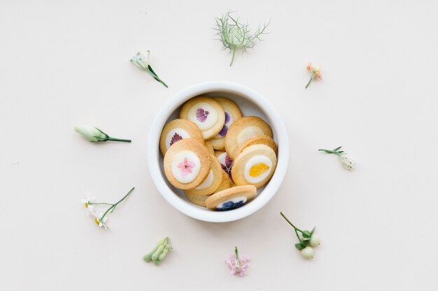 Składniki kuchenne w pastelowych miskach